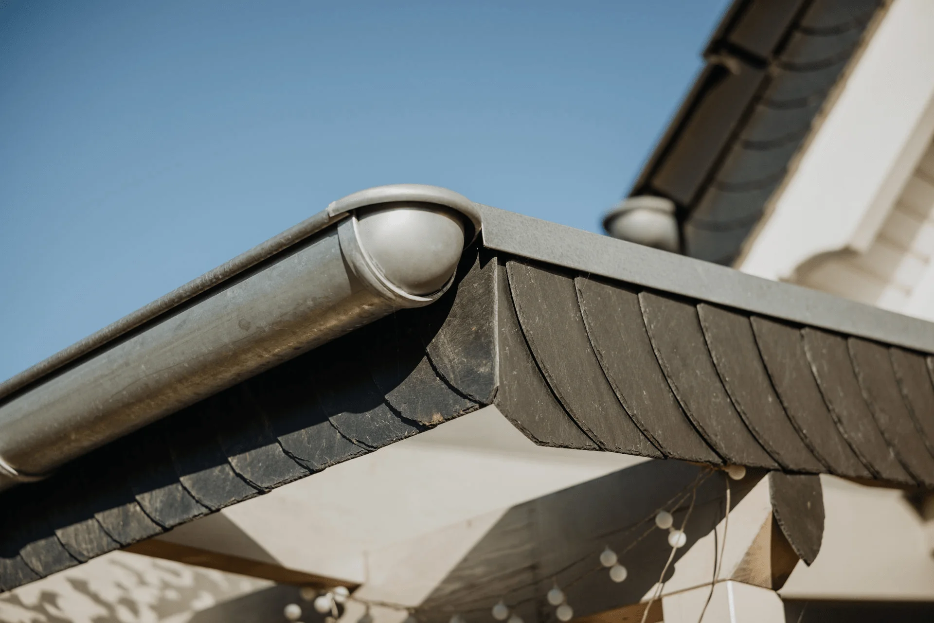 Regenrinne aus Zink am Carport